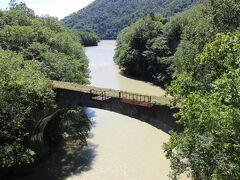 そして最後のマップおすすめの橋梁は、旧士幌線の黒石平駅近辺にある第三音更川橋梁。
大きく美しい橋梁です。
川の色がやや濁っているのは残念でしたが、もし川の色がきれいだったら絵になる橋梁だったことでしょう。

旧黒石平駅はダム建設の際に、ここに住んでいる人が利用していたそうですが、今は無人地帯になっていました。
