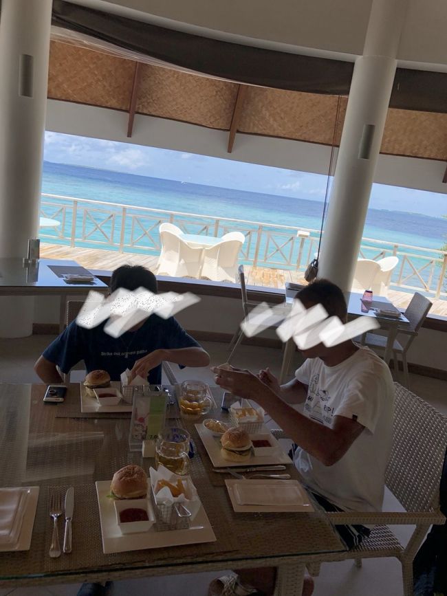 ハンバーガーセットとビールでランチしました<br />高いけど普通に美味しかった！