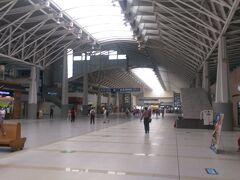 台鐵の新烏日駅です。
コンコースが広いですねー。