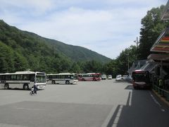 バスに乗車して約３５分で、駒ヶ岳ロープウェイの起点駅「しらび平」に到着。