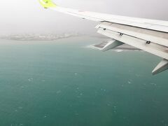 那覇の天気は雨

那覇空港は台風の影響で大混雑。
上空で３０分以上旋回。

着陸は神戸空港と合わせて１時間以上の遅れ。


宮古便への乗り換えで空港を走る走る。
乗り換え遅延の人が３０人くらいいました。
