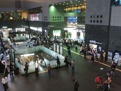 ●JR京都駅

余談ですが、地震の日の夕方のJR京都駅。
HUBで飲んだ後でも、電車は動かず…。
この時で19時位…。