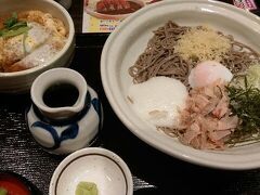 ●そじ坊 堂島アバンザ店

冷やし月見山かけそばとかつ丼の定食
＠1000円-(税抜)。
暑きときは、冷たいお蕎麦が一番！