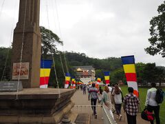 セキュリティチェックを受けて仏歯寺の敷地内に入ります。