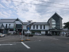 かみのやま温泉駅
新混線も停まる駅です。
山形新幹線て、在来線のホームに
停まるのですね。驚