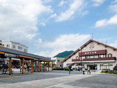 「東武日光駅」を出るとすぐ目の前がバス乗り場。
朝から青空に恵まれたこともあり、気持ちのいい旅のスタートが切れました。