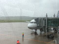 のと里山空港に大雨の中、何とか着陸