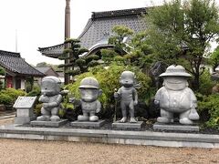 商店街の路地を入ったところにある光禅寺　加賀前田家ゆかりの古刹。藤子不二雄Ａの生家でもあり、ハットリ君、怪物くん、プロゴルファー猿、喪黒福造の４体の石像も。