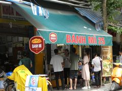 むかったのはBAIN MI 25。
ベトナムに来たのだから一度はバインミーを食べたいよね。
こちらバインミーの中でも旅行者に人気のお店。
