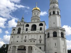 イワン雷帝の鐘楼と祭服教会

イワン雷帝の鐘楼：写真右の高い建物で高さ86Mかつてモスクワで一番高かった建物。見張りの塔の役目。
1812年ナポレオンにより半壊されたが、再建された。
