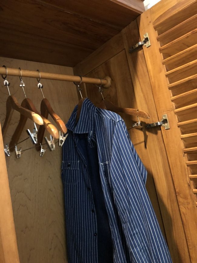 クローゼットのハンガーは取り外せないタイプ。洗濯する人は100均ハンガー持参したほうがいいかも。