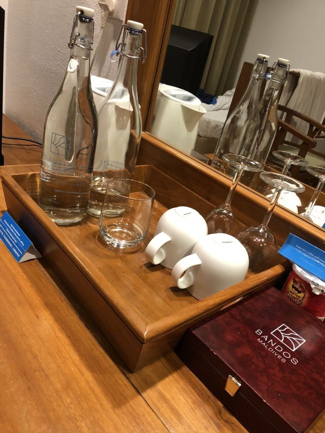 ビンのお水は毎日3本補充されます（無料）。冷蔵庫でキンキンに冷やして飲みました。