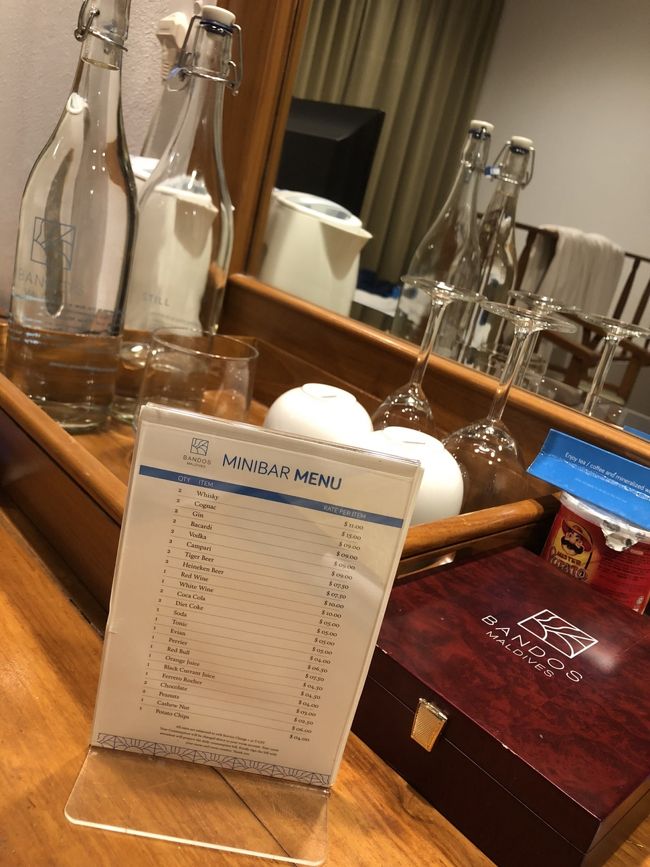 冷蔵庫の缶ビール（350ml）がなんと７.５ドル。高過ぎ…飲んべえ夫婦にとってモルディブは酒事情に難あり。