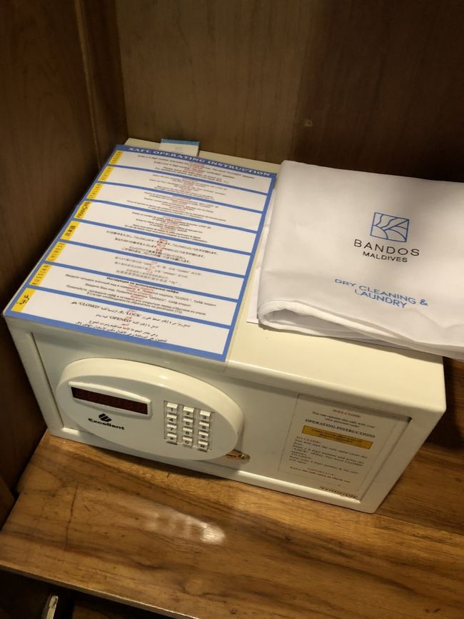 金庫は日本語の操作説明あり。簡単便利でした。