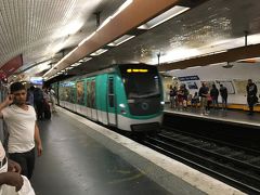 フランスの入国では何も聞かれなかった。

シャルルドゴール空港からRER B線10.3ユーロでパリ北駅まで

22:00頃のRER B線、ガラ悪っ！！

悪そうなジェロム・レバンナみてえのがいっぱいいるよ。


北はNorthではなくNordと言います

パリ北駅からメトロでHosheまで『オシュ』との発音

メトロはどこまで行っても1.9ユーロ

遅い時間のメトロ駅も車内もガラ悪いですよー