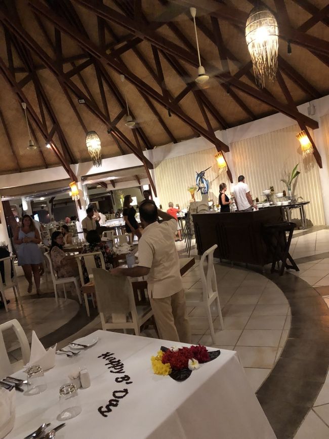 ディナー会場。バイキングスタイルです。席は決まっていなく毎回部屋番号を告げて好きな席に座ります。今までのモルディブでは滞在中同じ席でスタッフも担当制でしたが、かえって気楽と感じました。