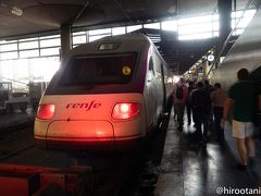 アトーチャ駅からの出発。スペインで初めての列車の旅のため、駅での勝手がわからずに右往左往。高速列車でトレドまで３３分。