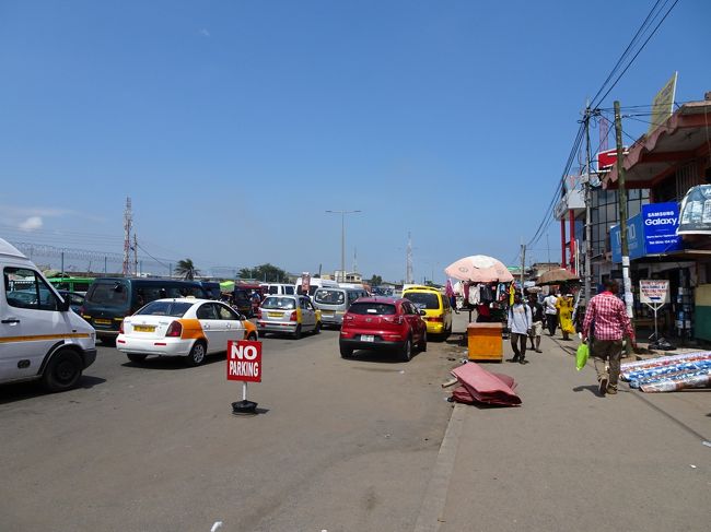 13:30頃、ケープコーストから約2時間40分でアクラのカネシ市場付近に到着。