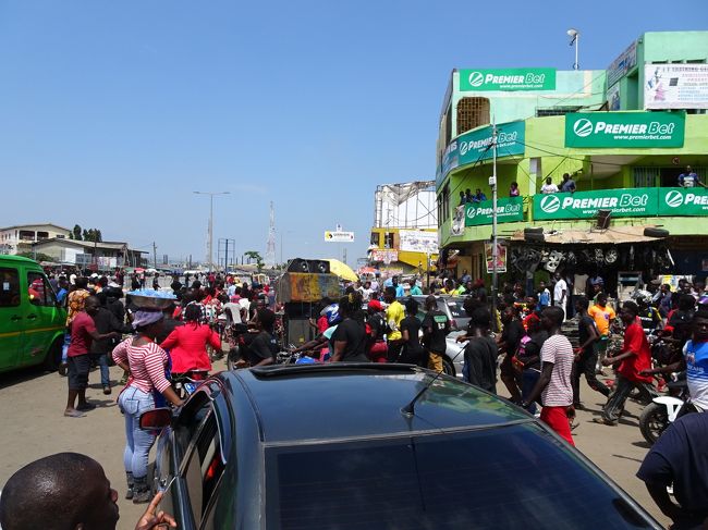 渋滞していたので歩きましたが、原因は黒服のバイク集団でした。何かのデモでしょうか。