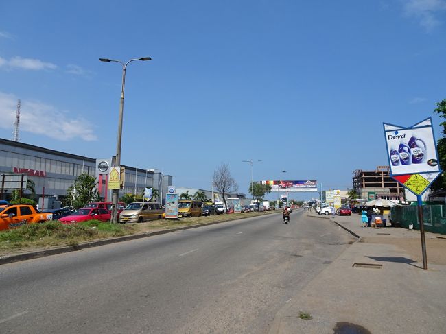 トロトロに乗ろうかと思いましたが、方向が合わない。中心部に向かう道路には車があまり走っていませんでした。