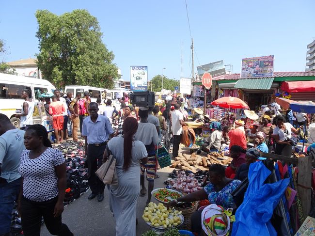 アクラ駅の周辺