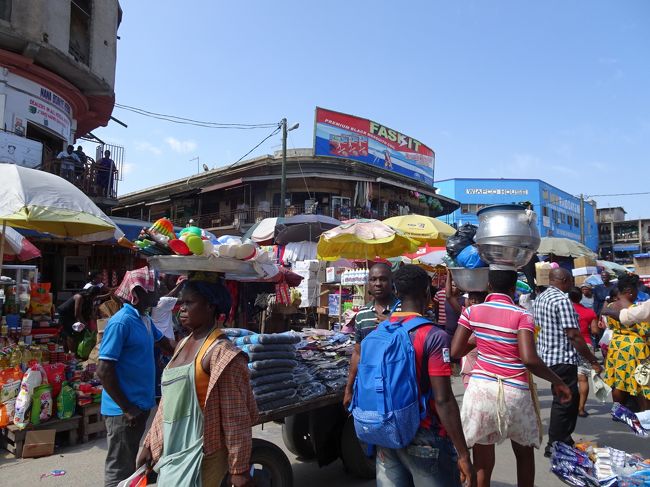 皆さん頭に色々な荷物を乗せていますが、バランスの良さが凄い！
