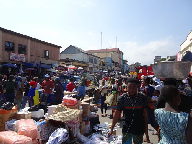 メインストリートでは人混みの中を車が走る。