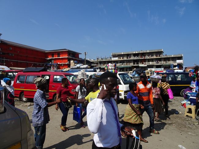 Tuduバスターミナル。トーゴとの国境のアフラオ行きのバスが発着していることを確認。