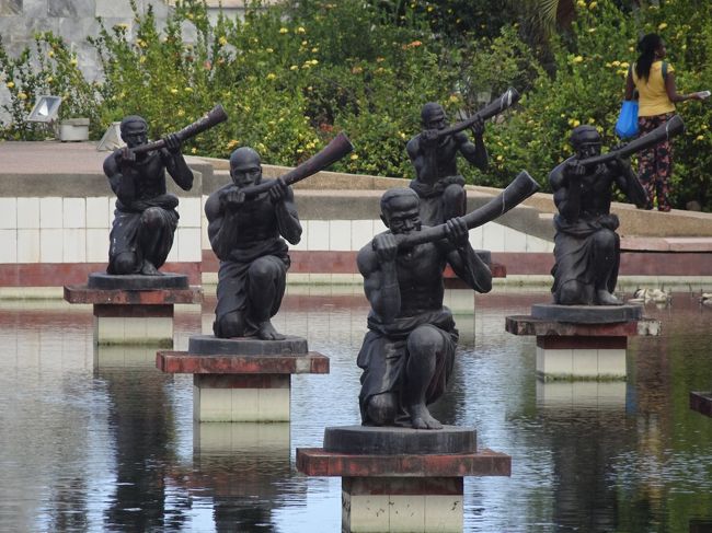 楽器を演奏している像でしょうか。