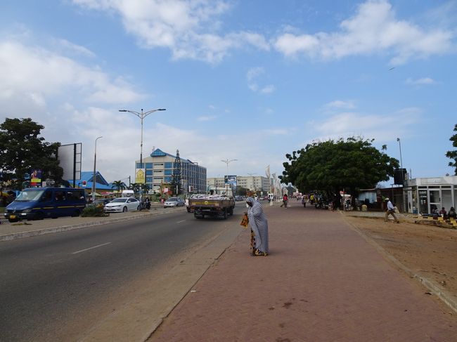 広い通りを東へ