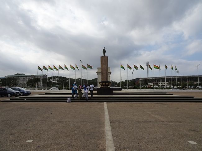 独立広場の入口にはどなたかの像。その後ろに凱旋門。