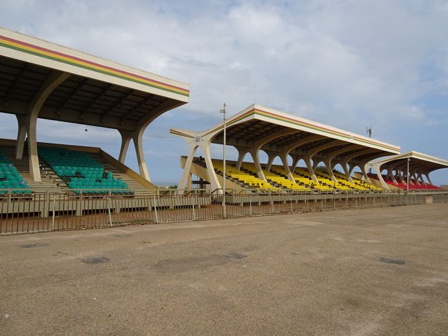 緑、黄、赤のスタンドはガーナの国旗色。