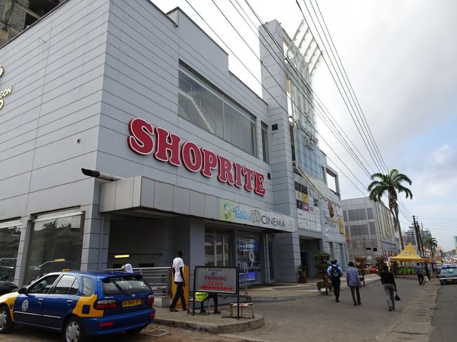 Osu地区にはショッピングモールもありました。アクラでは治安の良い地区とされているようです。