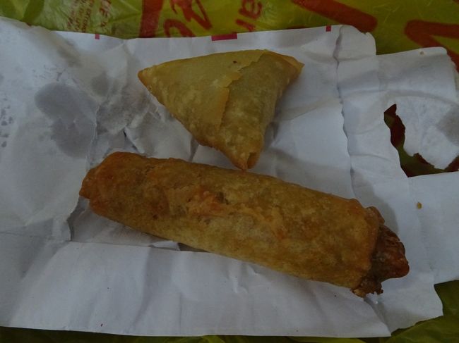 昼食を食べていなかったので、スーパーでサモサ（1.89セディ）、春巻（1.79セディ）、水1.5リットル（1,69セディ）を購入。合計5.37セディ（≒130円）。