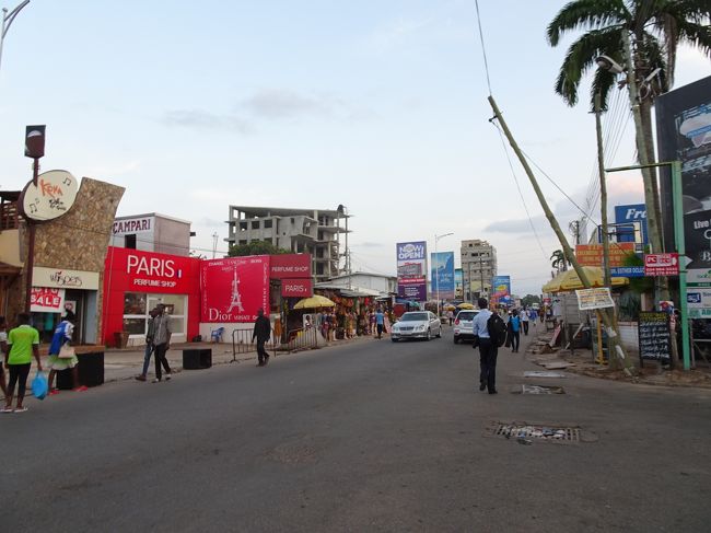 Osu地区はマコラマーケット近辺のようなカオス感はなく、外国人観光客もちらほら見かけました。