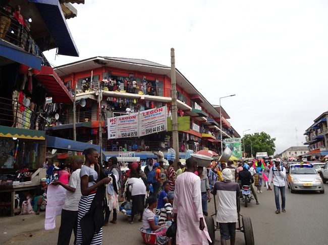 タクシーでTuduバスターミナルへ。15セディ（≒350円）。<br />最初は路上でシェアタクシー（確か45セディ）やトロトロに声を掛けられましたが、先客が少なく待たされそうだったので、ターミナル内に向かいました。