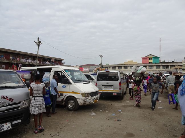 8:50頃にTuduバスターミナルに到着し、アフラオ（Aflao）行きのトロトロに乗り込みました。28セディ（≒650円）。<br />座席は結構埋まっていましたが、運転席と助手席の間の席になってしまい窮屈。。。<br />9:13頃には出発しましたが、ターミナル内が混み合っていたため脱出に10分以上を要し、道路に出てからも渋滞でアクラ市街をなかなか抜けられませんでした。