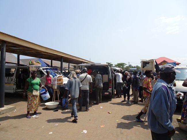 13:43頃、ようやくアフラオのバスターミナルに到着！アクラから4時間半もかかりました。