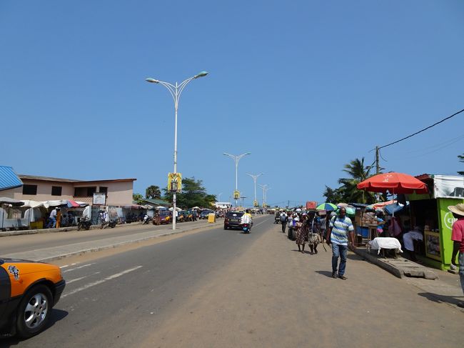 歩いてトーゴとの国境へ