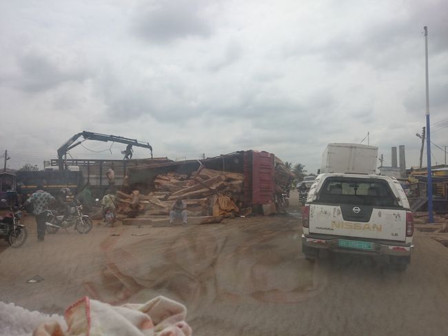 市街を抜けると一旦は順調に進みましたが、しばらくすると大渋滞に巻き込まれ、殆ど動かなくなってしまいました。原因は横転したトラックでした（写真）。