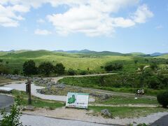 次は、山口の秋吉台。
一番気温が高い時間帯、、、写真でも分かるくらい、暑いですｗ
今回は時間の関係で、ちょい涼の秋芳洞には行きませんでした。
ちなみに、ここは台湾の野柳地質公園と姉妹公園という関係にあるようです。