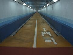 山口の最西端、下関に着きました。
大泉洋さんも通った、あの関門人道トンネルでございます。
九州の最先端、門司を目指します。800mくらいでしたが、この季節のせいかモワーっとした蒸し暑さが有り、結構厳しかったです…

ちなみに、関門トンネルができて丁度60周年を迎えたそうですが、関門(車道)トンネルは原付(50cc)通行禁止で、大泉洋さんはスーパーカブを手で押しながらココ関門人道トンネルを通って山口から福岡に入りました♪