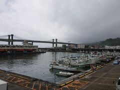 小田原漁港を１枚パチリ。
見た目でもわかる通りに、右側は肉眼でも分かるぐらいの大雨です。
急いで早川駅に戻りました。