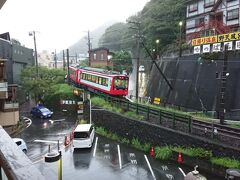 天山湯治郷からバスで箱根湯本駅に戻ってきました。
箱根登山電車が戻ってきました。