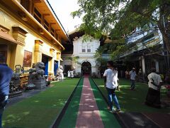 コロンボでここには来てみたかったところ、ガンガラーマ寺院。
入場料は1人300Rs。ここも多分スリランカ人は無料ぽい。
でも、外国人用トイレ、っていうのがあったりしました。