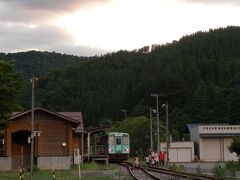 九頭竜湖駅（くずりゅうこえき）
ここは、福井県大野市朝日、JR西日本、越美北線（えつみほくせん）の駅。 
ちょうど列車が入って来ました。　素晴らしい！