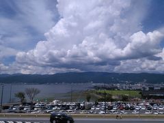 諏訪湖サ－ビスエリア（下り）  
夏休みであり最高潮！
綺麗になって米国緑人魚コーヒー屋まである。
どん底日本20年前にここに居た時とは大きく変わっています。
眼下にはサ－ビスエリア（上り）  
諏訪湖、先の山容は霧ケ峰！ここは景色も良いハイランド別天地。
信州諏訪で斜め左へ折り返し、駒ケ根、飯田方面へ！
急ぐよ！
