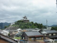 特急列車に乗りました。途中の福知山城。
福知山で乗り換えです。