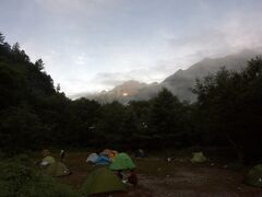 翌日の朝、横尾キャンプ場。

奥に穂高連峰。