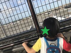 見学デッキで飛行機を見たり、
その横のキッズスペースで遊んだり、
これまた横にあった電車でGOで遊んだり、
ショップをのぞいてみたり

なんだかんだで16:30